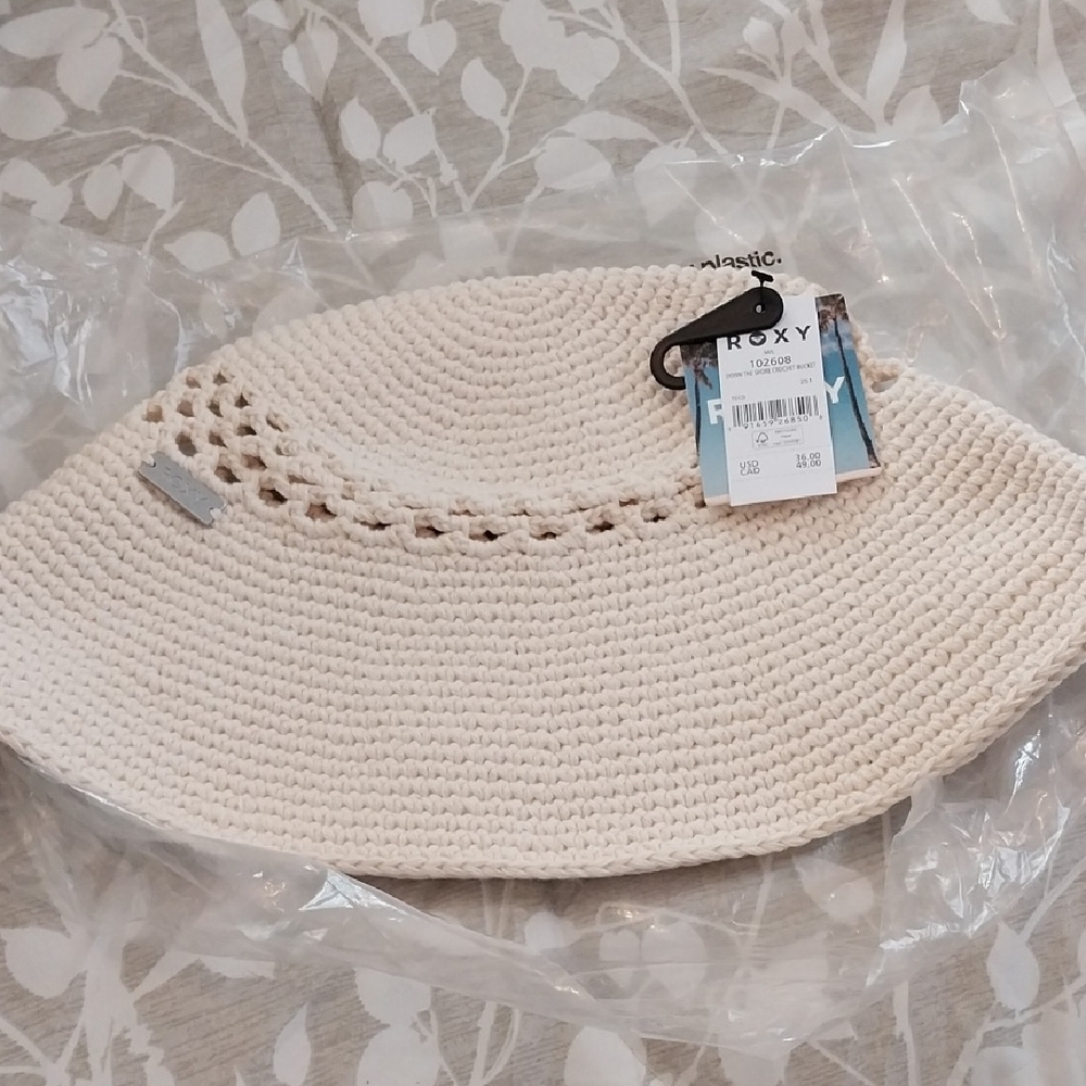 Roxy Crotchet Bucket Hat. NWT